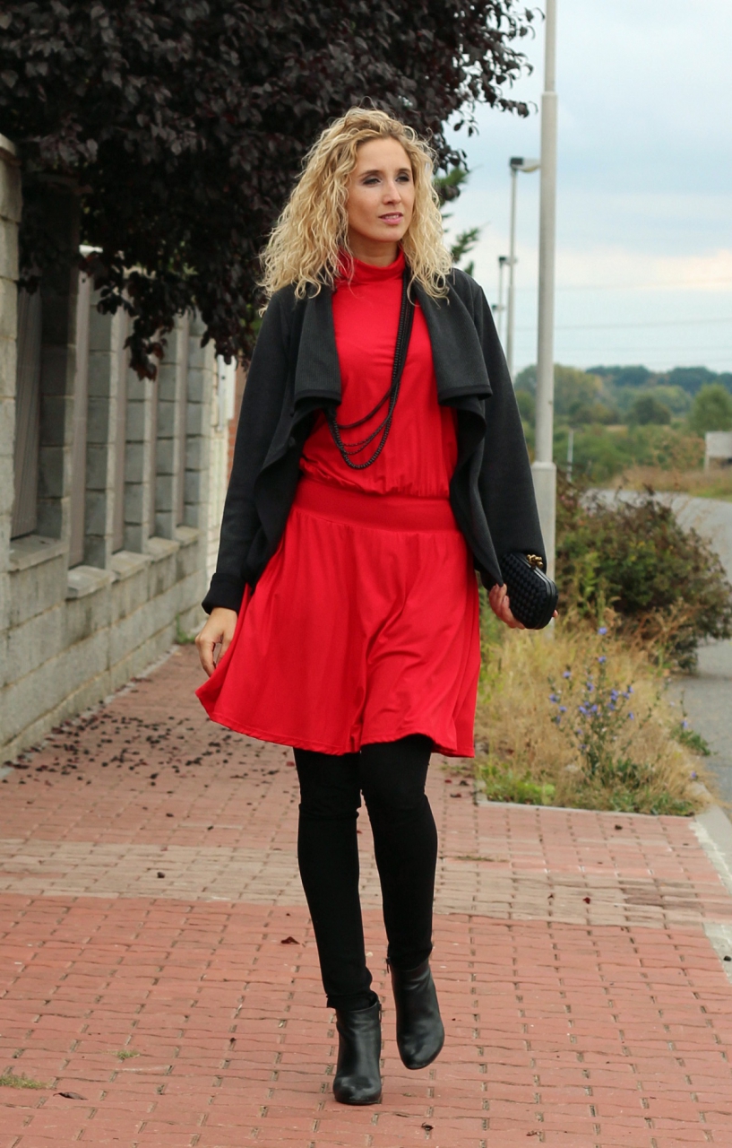 Červené zvonové šaty s krátkým rukávem