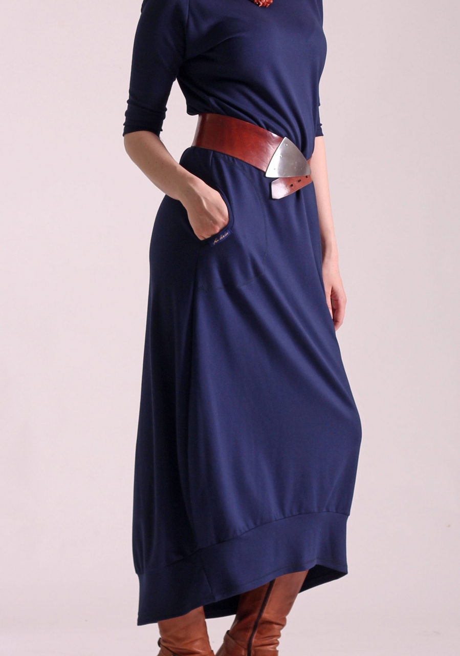 Dlouhé modré šaty s lodičkovým výstřihem