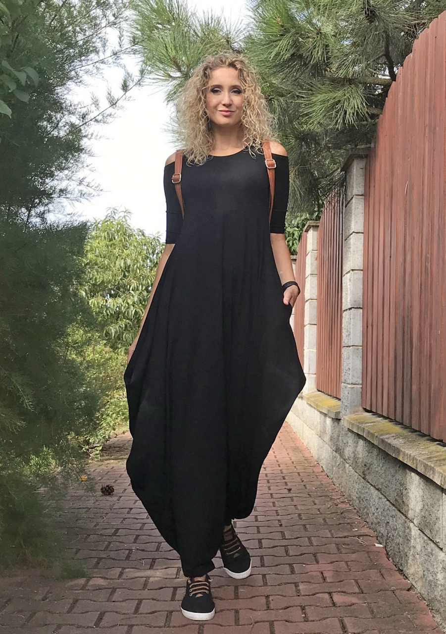 Černé dlouhé šaty s volnými rameny