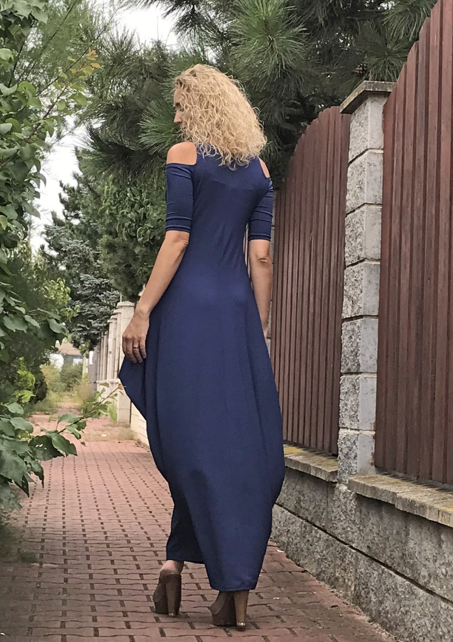 Modré dlouhé šaty s volnými rameny