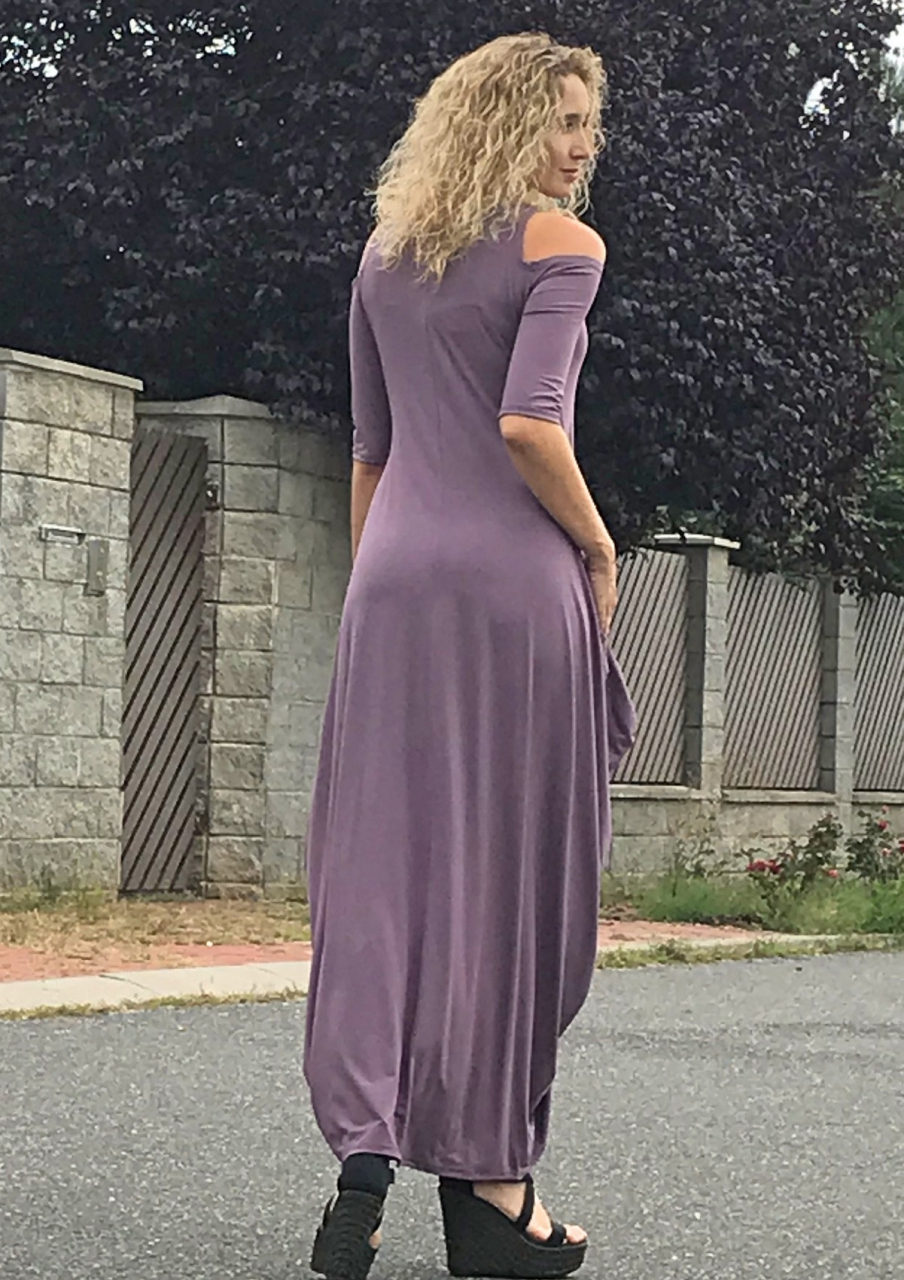 Fialové dlouhé šaty s volnými rameny