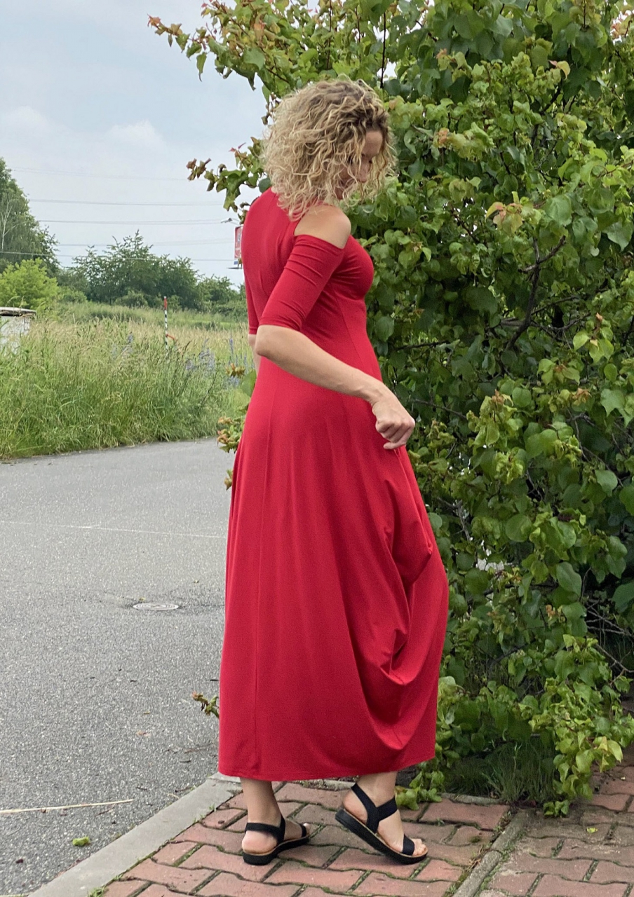 Tmavě červené dlouhé šaty s volnými rameny