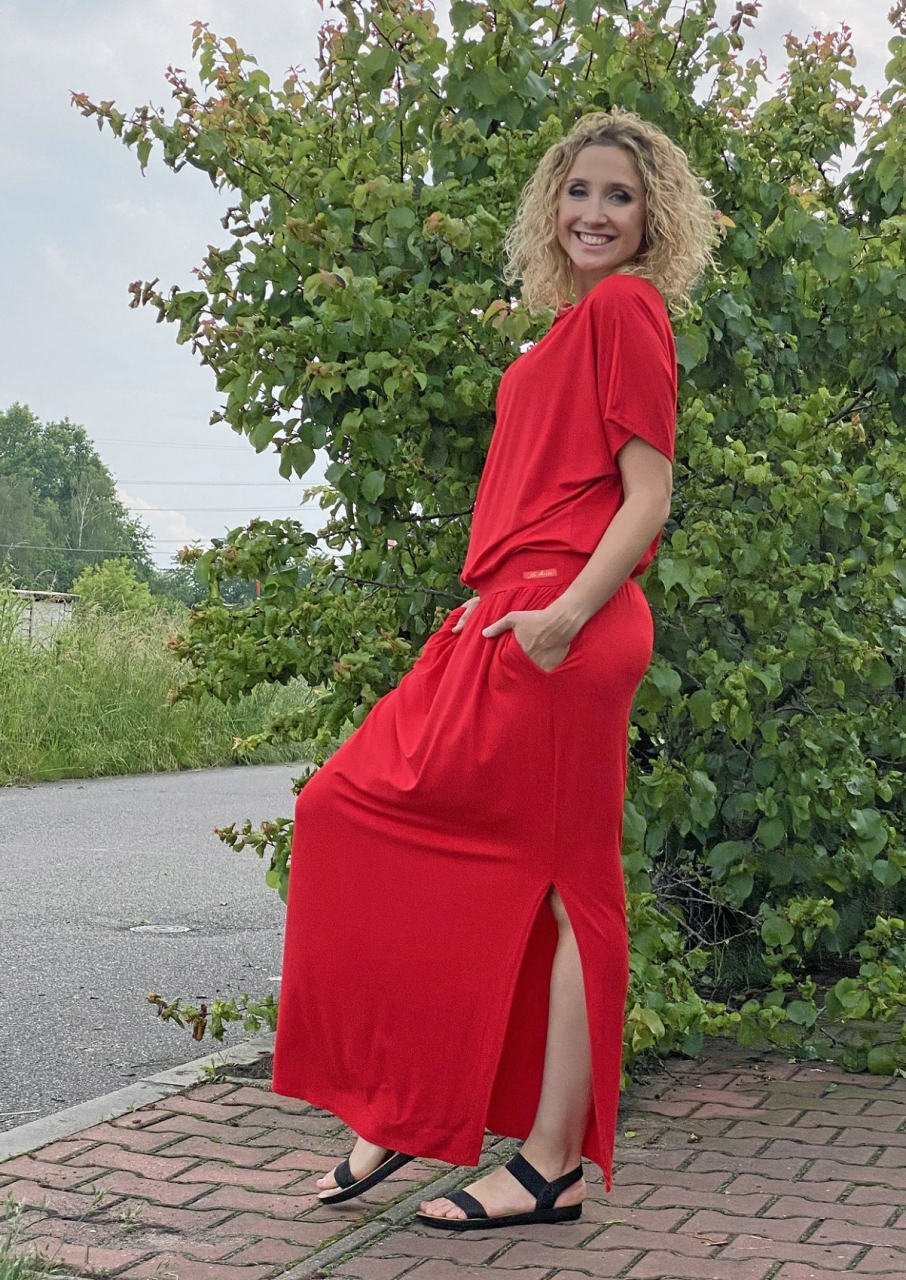 Červené šaty s vázačkou