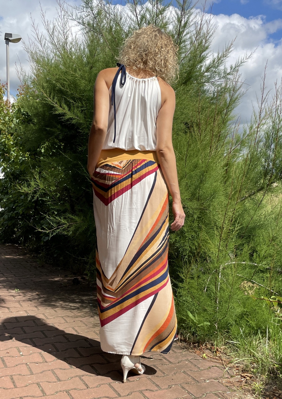 Letní šaty s geometrickým vzorem
