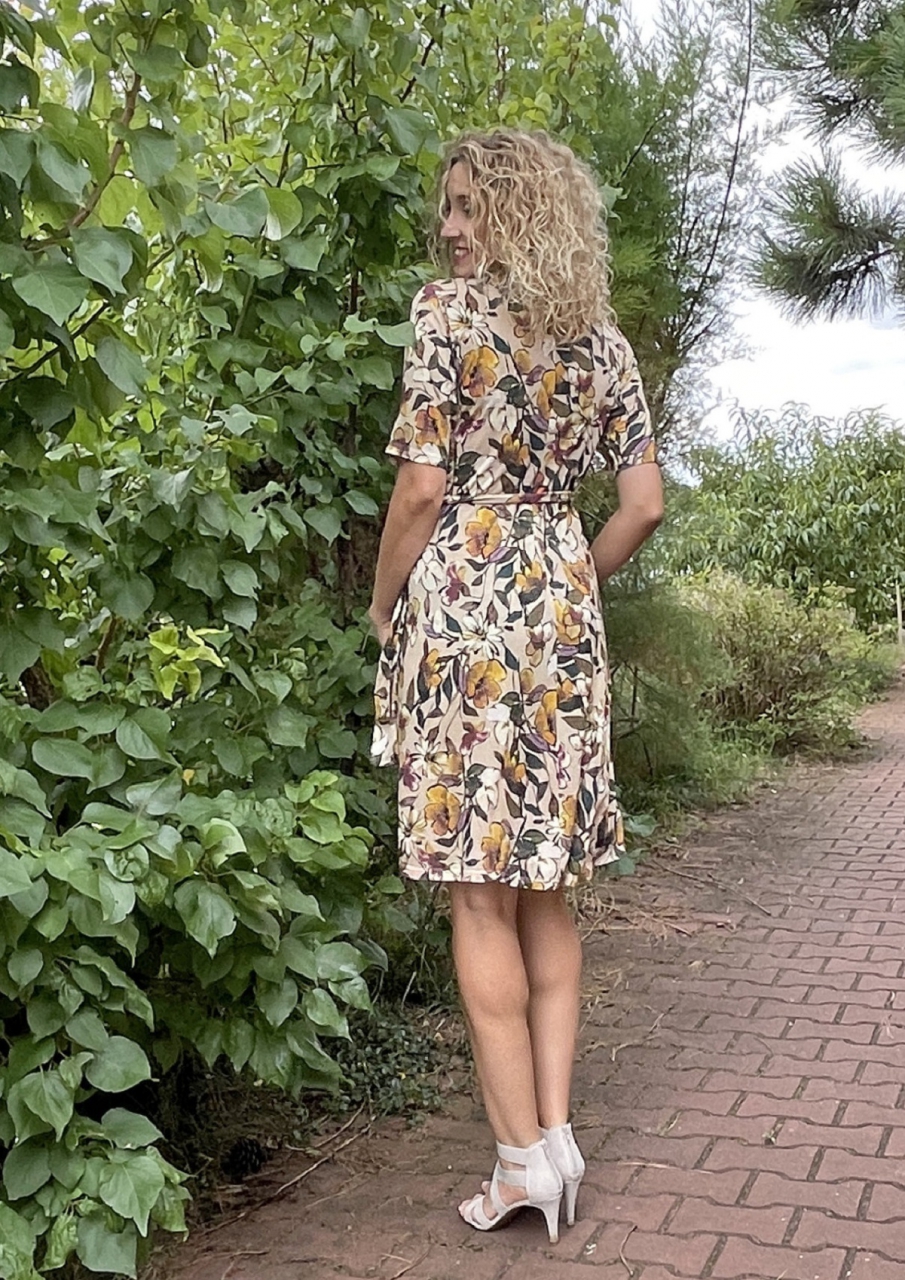 Zvonové zavinovací šaty béžové s květy