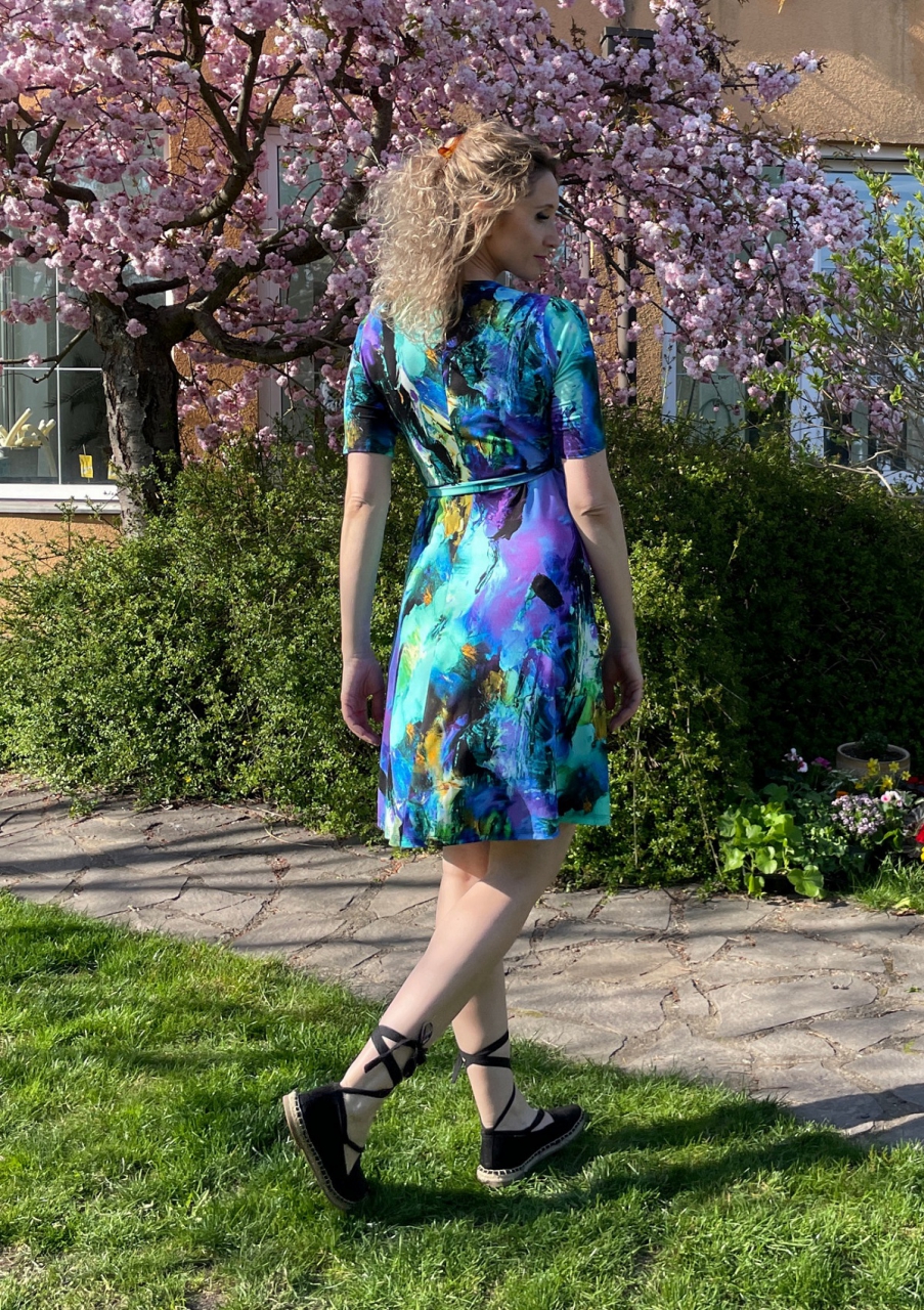 Zvonové zavinovací šaty barevné