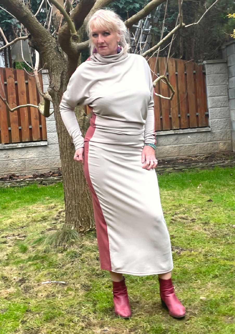Asymetrické rolákové šaty dvoubarevné dlouhé