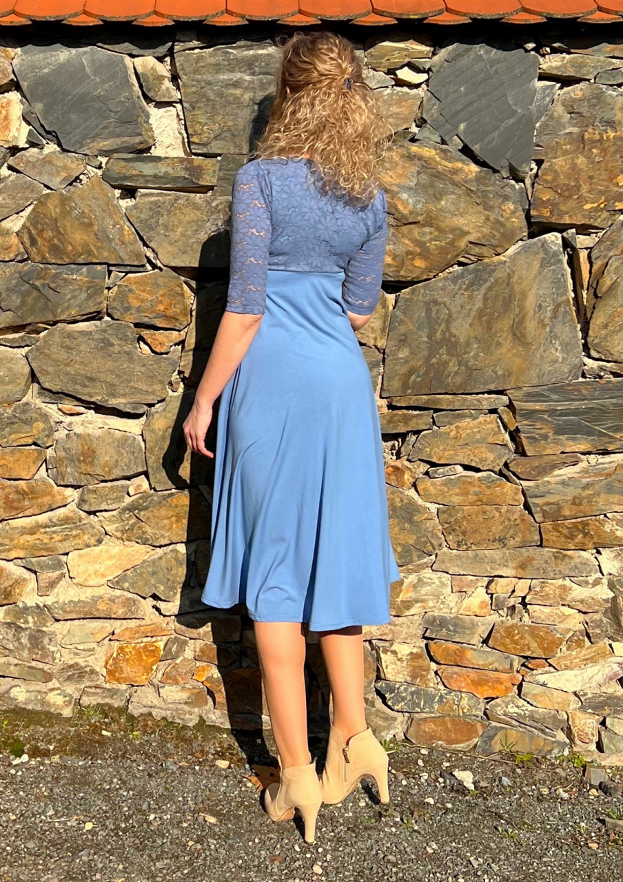 Šaty krajkové ocelově modré