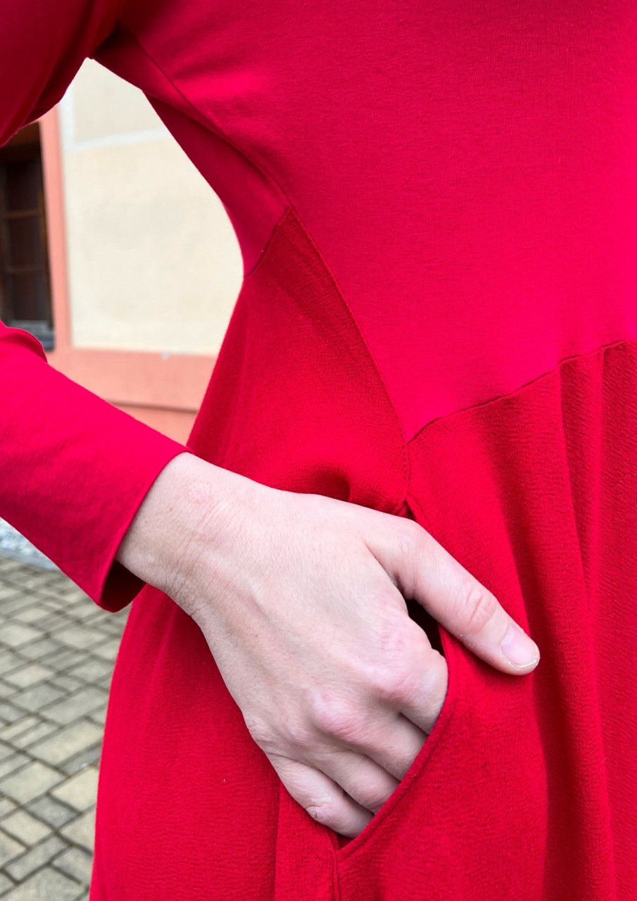 Šaty s cípy červené