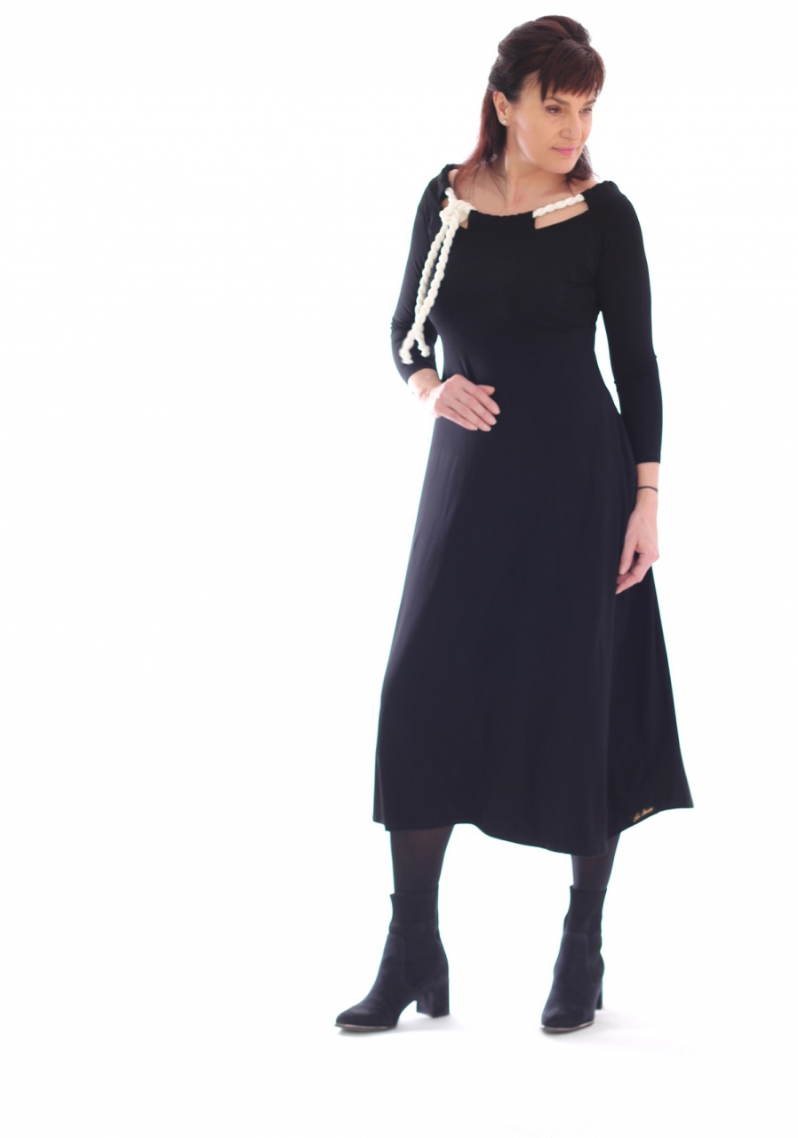 Černé zvonové šaty s vázáním dlouhé