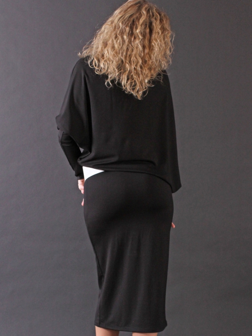 Černé asymetrické šaty s rolákem
