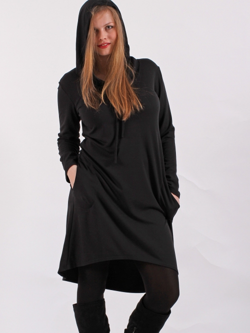 Černé šaty s kapucí