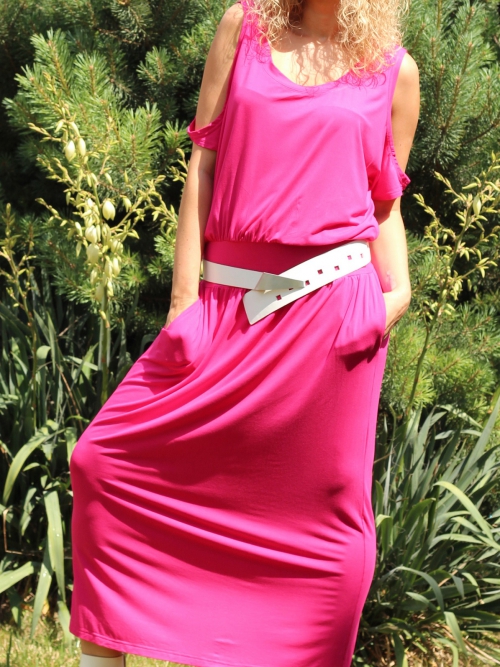 Růžové šaty s pasem a volnými rameny