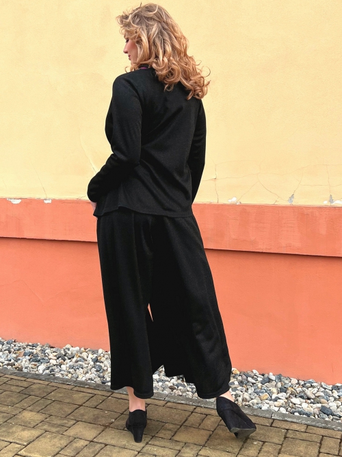 Asymetrický černý kabátek s lesklou nitkou