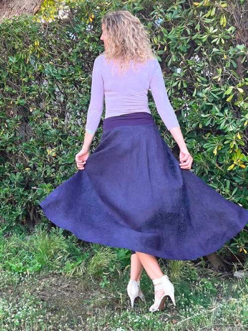 Polokolová sukně- dlouhá fialová s ornamenty