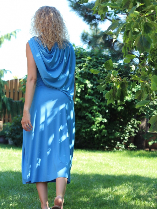 Blankytně modré volné šaty na ramínka
