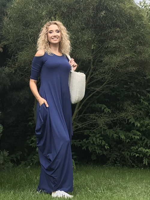 Modré dlouhé šaty s volnými rameny
