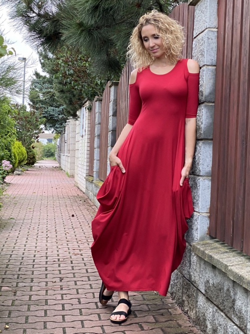 Tmavě červené dlouhé šaty s volnými rameny