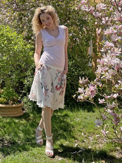 Polokolová sukně s květy