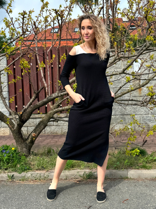 Černé šaty z vafloviny se smetanovým ramínkem