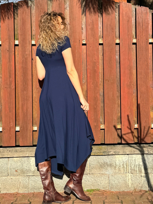 Modré šaty s cípy
