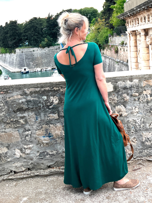 Zelené zvonové šaty s vázáním