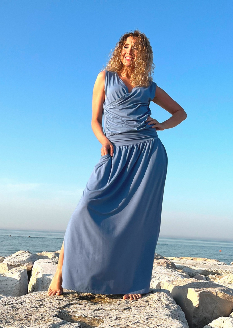 Světle modré krížené šaty dlouhé