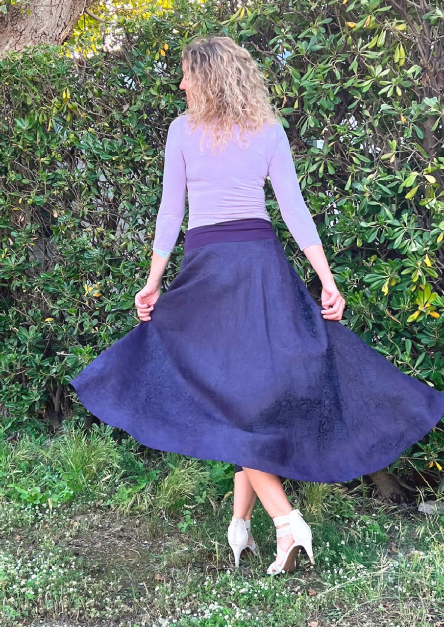 Polokolová sukně- dlouhá fialová s ornamenty