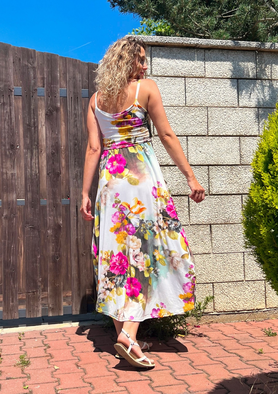 Volné šaty na ramínka s květy