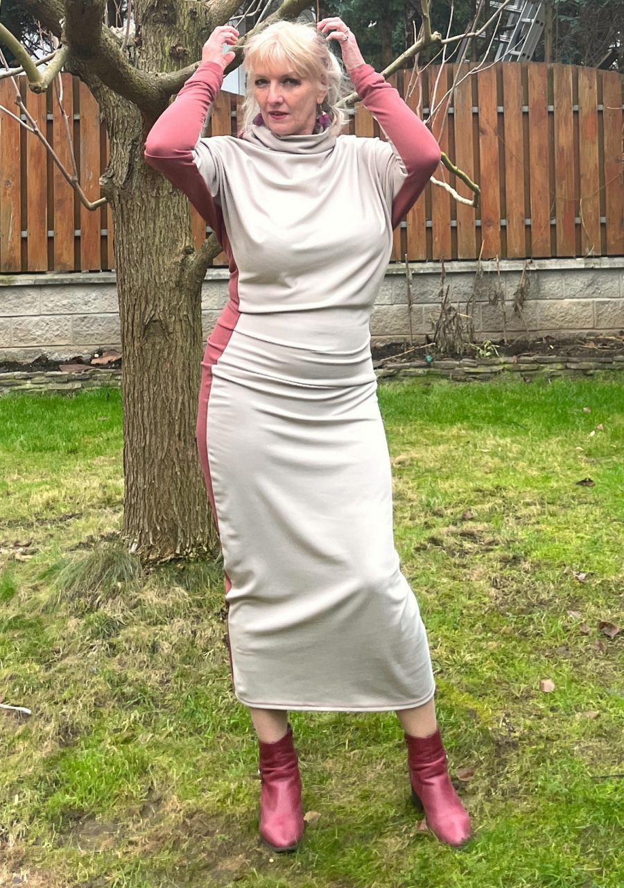 Asymetrické rolákové šaty dvoubarevné dlouhé