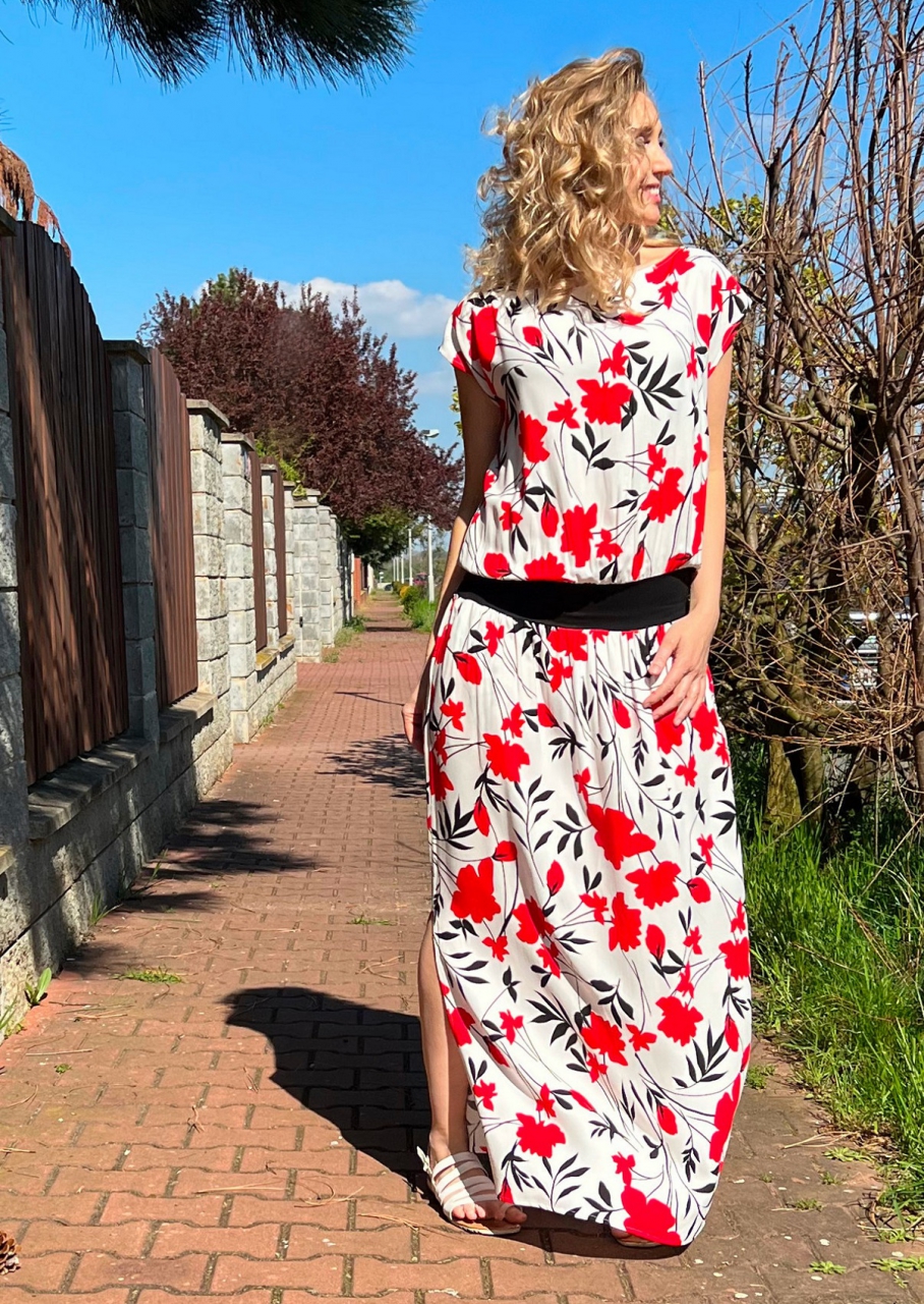 Dlouhé šaty s pasem a květy