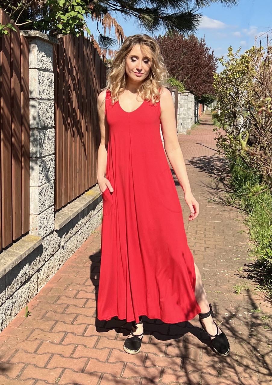 Dlouhé červené šaty s protiskladem