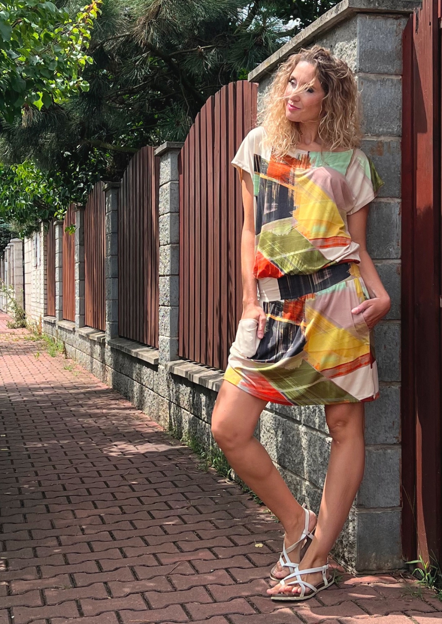 Krátké šaty s pasem barvy obrazu