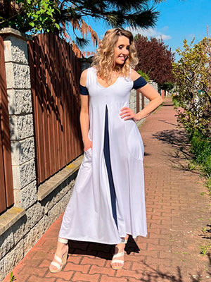 Dlouhé šaty s modrým protiskladem