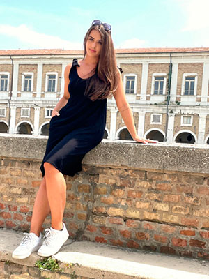 Zvonové šaty s vázáním na ramenou černé
