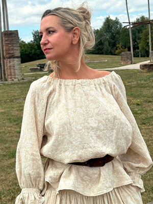Nabíraná béžová tunika