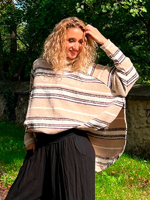 Pruhované rolákové pončo