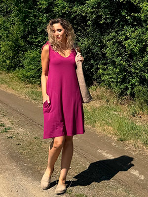 Zvonové šaty s vázáním na ramenou amarant