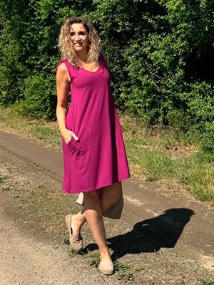 Zvonové šaty s vázáním na ramenou amarant