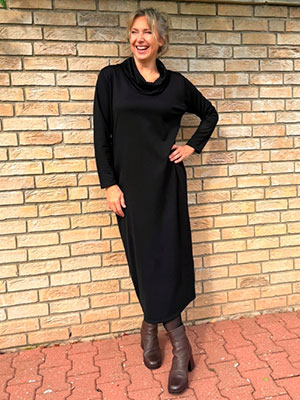 Černé šaty s volným rolákem dlouhé