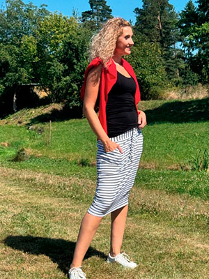 Bíločerná sukně s kapsami krátká