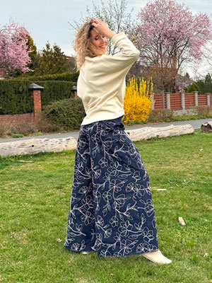Kalhotová sukně dlouhá modrá s květy