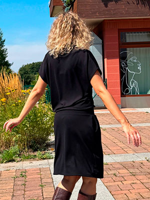 Černé šaty krátké s rozparkem