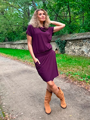 Fialové šaty krátké s rozparkem