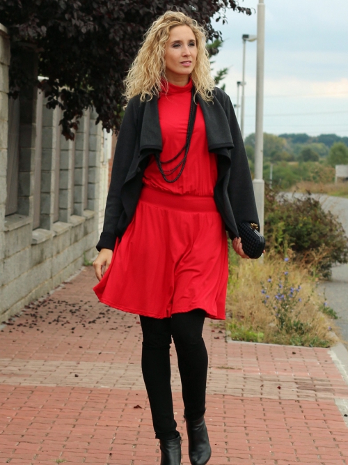 Červené zvonové šaty s krátkým rukávem