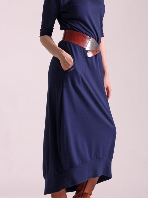 Dlouhé modré šaty s lodičkovým výstřihem