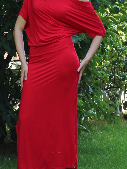 Červené asymetrické šaty dlouhé