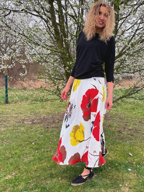 Polokolová sukně- dlouhá s červenými květy