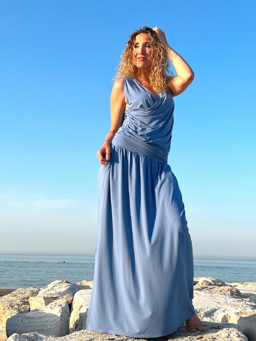 Světle modré krížené šaty dlouhé