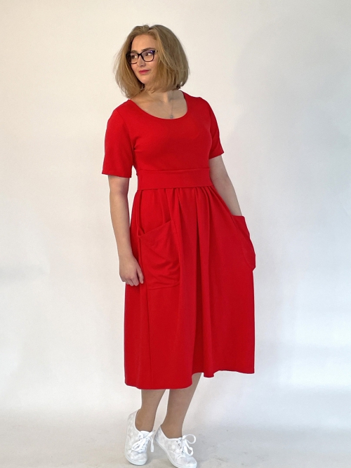 Červené šaty s kapsami